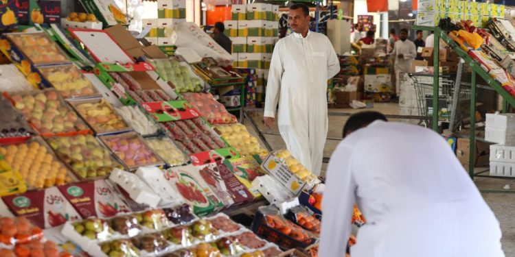 الحرب تغير سلوك المستهلك الخليجي: ركود أسواق العقارات والسلع الترفيهية