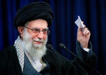 علي خامنئي وبلبلة اغتياله ونفيها: مرشد الثورة بعد مفجرها الخميني